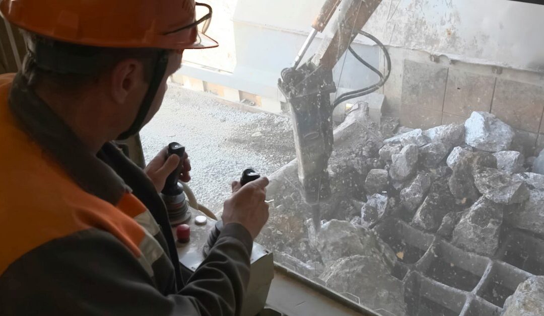 Enhancing Demolition Projects with Hydraulic Hammer Solutions
